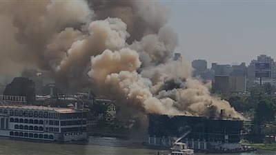 3 سيارات إطفاء وزورقان للسيطرة على حريق مركب نيلي بالزمالك (فيديو)