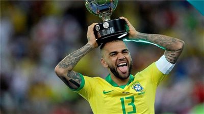 كيف خطف داني ألفيس الأضواء في 2021 بعمر الـ38؟