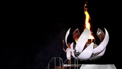 إطفاء الشعلة الأولمبية في طوكيو بعد تسليم الراية لباريس (فيديو)