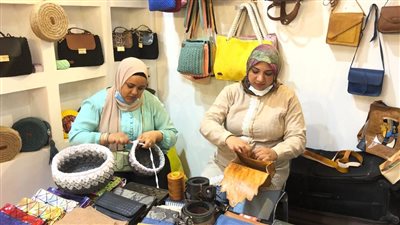 من الجلد حتى الكروشيه.. أنامل ناعمة تغزل المنتجات اليدوية بمعرض ديارنا 