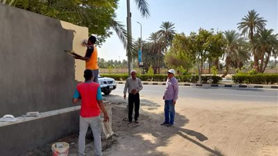 رئيس مدينة الأقصر: تشطيب أعمال طلاء واجهات المباني والأسوار بطريق المطار