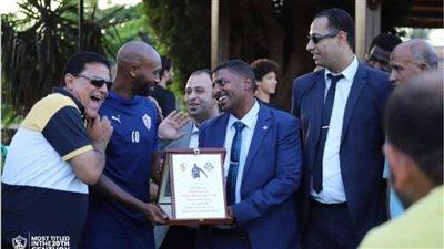 المجد السكندري يُكرم محمود شيكابالا قائد الزمالك (صور)