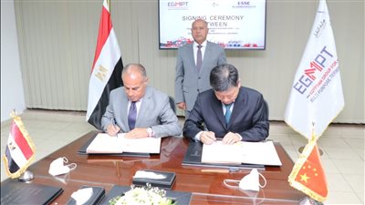 وزير النقل يشهد مراسم توقيع عقد شراء 4 أوناش عملاقة للمحطة متعددة الأغراض