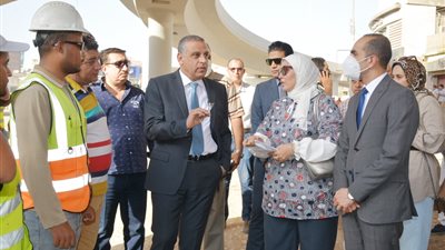 محافظ سوهاج يتابع أعمال تنسيق الموقع العام لكوبري الثقافة (صور)