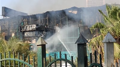 محافظ القاهرة ومدير الأمن يتفقدان موقع حريق مركب عمر الخيام  السياحى بالزمالك .. فيديو 
