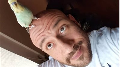 أحمد مكي يُعلن وفاة عصفوره خورشيد (صورة)