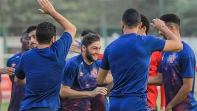 لاعبو الأهلي يحتفلون بعيد ميلاد كريم نيدفيد في المران «صور»