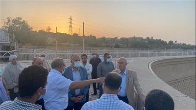 تزامنًا مع فيضان النيل.. وزير الري يطمئن على صيانة منشآت السد العالي (صور) 