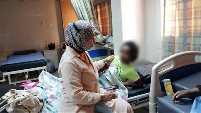 مسعف يهرب بعد إجرائه ختانًا خاطئًا لطفلة.. والأمن يلقي القبض على الأبوين بأسوان