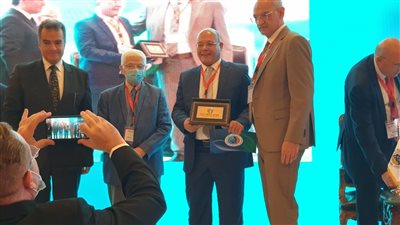 تكريم نائب رئيس جامعة سوهاج ضمن رواد جراحة العظام بالجمعية المصرية