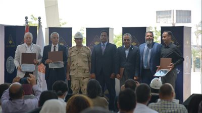 المشرف العام على المتحف المصري الكبير يكرم المشاركين في عملية نقل مركب خوفو