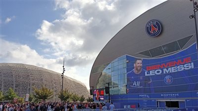جماهير باريس سان جيرمان تحتشد أمام حديقة الأمراء قبل مؤتمر تقديم ميسي
