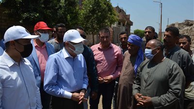 محافظ المنيا يتفقد مشروعات «حياة كريمة» في قرى مغاغة