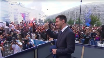 جماهير باريس سان جيرمان تستقبل ميسي بالشماريخ