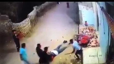 «ضربوه بالشوم أمام منزله».. حبس المتهمين بسحل موظف في الشرقية «صور وفيديو»