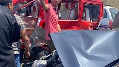 إصابة شخصين في حادث تصادم سيارتين بموقف العاشر