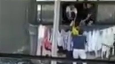 شهامة البورسعيدية.. شباب يخاطرون بحياتهم لإنقاذ طفل سقط من شرفة منزل «صور وفيديو» 