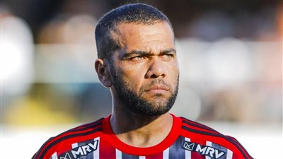 إشبيلية يستعد للتعاقد مع داني ألفيس 