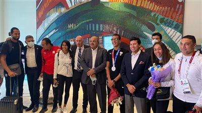 استقبال جماهيري حافل لفريال أشرف والجندي فور وصولهما لمطار القاهرة «صور وفيديو»