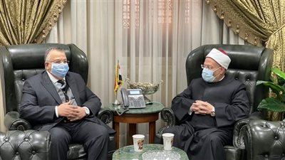 وضع الإفتاء على خطى ثابتة.. نقيب الأشراف يهنئ شوقي علام بتجديد تعيينه مفتيًا للجمهورية