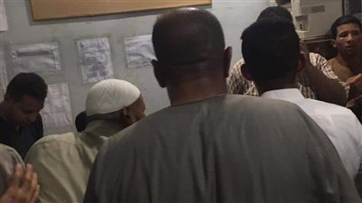 زحام على مركز تلقي لقاح كورونا للمسافرين إلى الخارج في قوص بقنا «صور»