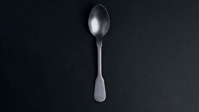 أحمد سعد يحير جمهوره بصورة الملعقة.. وتامر عاشور يعلق: اكتب spoon بدل soon