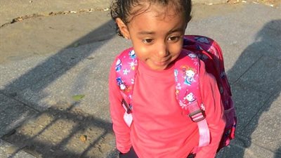 مرض غاشم.. أب يستغيث لعلاج طفلته المصابة بضمور العضلات ضمن مبادرة الرئيس «صور»