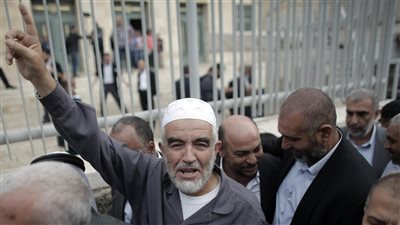 الشيخ رائد صلاح بداخله.. الفلسطينيون يؤدون صلاة الجمعه أمام أحد السجون الإسرائيلية 