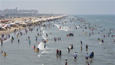 آلاف المصطافين يستمتعون بالعطلة الأسبوعية على شواطئ بورسعيد المجانية «صور وفيديو» 