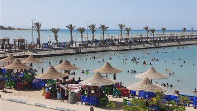 إقبال كبير للمصطافين على شواطئ الغردقة العامة خلال العطلة الأسبوعية «صور وفيديو»