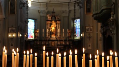 لماذا تضاء الشموع أمام أيقونة السيدة العذراء مريم والقديسين.. وإلى ماذا ترمز؟