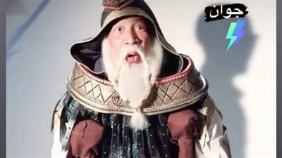 شريف دسوقي بعكازين في مسرحية ياما في الجراب يا حاوي «صورة»