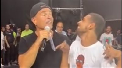 موقف إنساني لـ عمرو دياب مع شاب من ذوي القدرات الخاصة بحفل العلمين «فيديو»