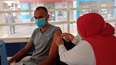 الفرق الطبية بالقليوبية تواصل تطعيم المواطنين بلقاح كورونا 