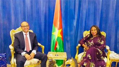 السفير المصري في واجادوجو يلتقي بالوزيرة المنتدبة للتكامل الأفريقي والبوركينيين في الخارج 