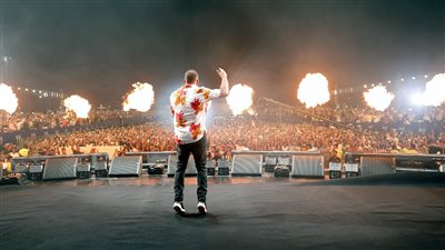 تكدس مروري وحضور مكثف.. لقطات من حفل عمرو دياب في الساحل الشمالي