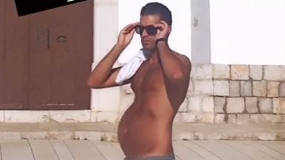 بعد دعم المثليين.. حفيد عمر الشريف يثير الجدل مجددًا ويكشف حقيقة حمله عبر انستجرام