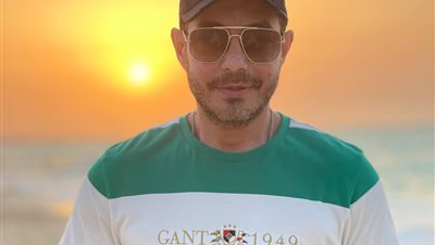 أحمد زاهر ينفعل على متابعة انتقدته وابنته: يا ريت تلغي متابعتي «صور»