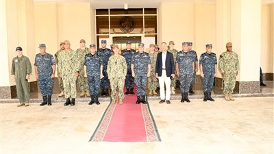 قائد القوات البحرية الأمريكية يزور قاعدة برنيس العسكرية