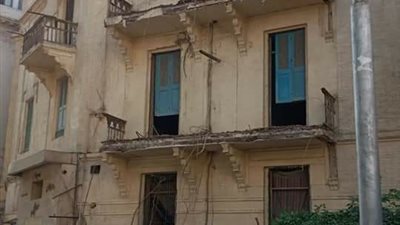 انهيار بلكونة على سيارة ملاكي دون إصابات بمصر الجديدة «صور»