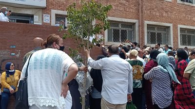 «الانتظار بالساعات».. زحام شديد على مراكز تلقي لقاح كورونا في الإسكندرية