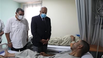 محافظ الجيزة يزور مصابي حادث تصادم نقل بميكروباص عمال نظافة بسقارة «صور»