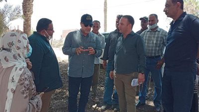 رئيس مدينة ملوي يتفقد مشروعات حياة كريمة داخل قرية الروضة بالمنيا