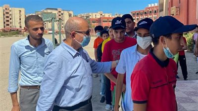 وكيل تعليم بورسعيد يشهد اختبارات الطلاب المتقدمين للمدرسة التطبيقية التكنولوجية «صور» 