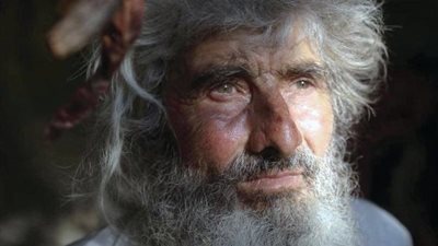 بعد 20 عامًا.. رجل الكهف يخرج من عزلته لتلقي لقاح كورونا