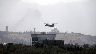 رعب في كابول.. إنزال العلم الأمريكي وفرنسا تنقل سفارتها خوفًا من طالبان 