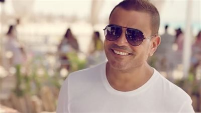 لهجته عطلت دخوله الإذاعة وأول ألبوماته لم يحقق مبيعات.. محطات صعبة في حياة عمرو دياب