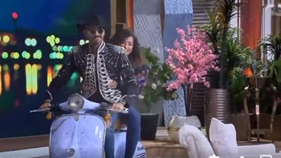 حسن أبو الروس وزوجته يقتحمان ستديو منى الشاذلي بدراجة نارية