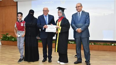 شهادات تقدير ومكافآت مالية.. محافظ بورسعيد يكرم أوائل الدبلومات الفنية | صور