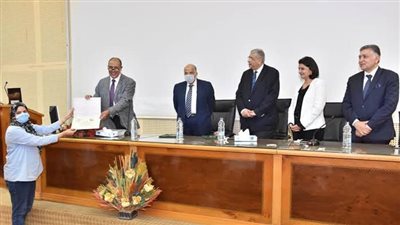 جامعة عين شمس تكرم أطباء المستشفى الميداني لجهودهم في علاج مصابي كورونا 